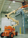 With reach of up to 15,5 metres, this electric boom lift also features an ‘up-and-over’ capability for easily navigating around and over obstacles